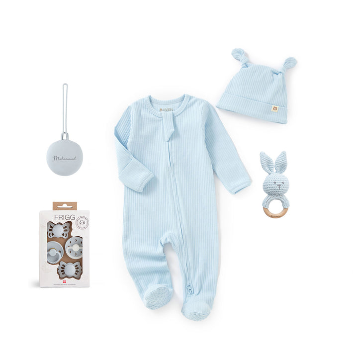 JBØRN Sleepsuit & Matching Accessories Set | Baby Blue | Gift Set FRIGG Baby First Pacifiers 4 Pack Powder Blue - Personalisable Baby Products Sold and Personalised by JustBørn